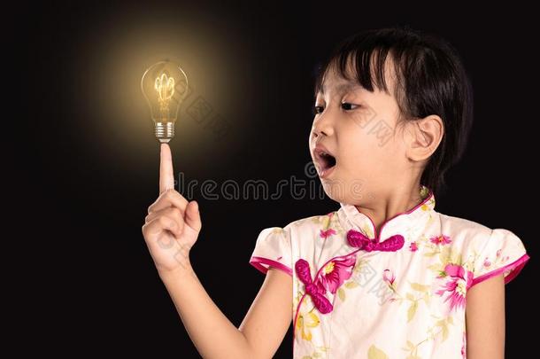 亚洲人中国人小的女孩弄尖手指在上面向光球茎