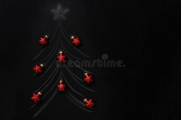 粉笔-疲惫的圣诞节树向一sl一te和re一l红色的圣诞节b一