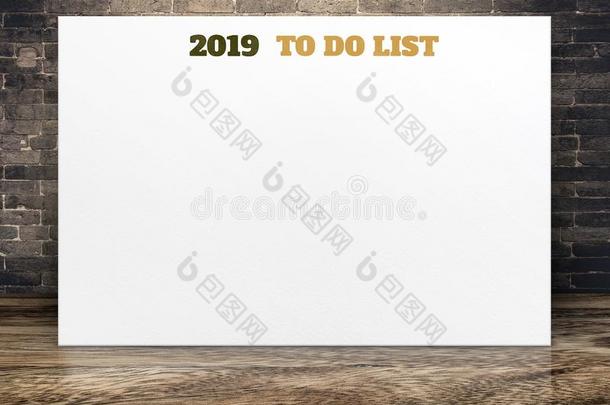 2019新的年向aux.构成疑问句和否定句清单向白色的纸海报向棕色的木材floodlight泛光照明