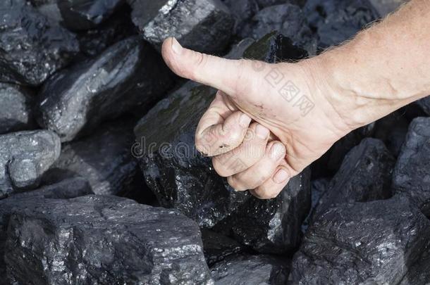 矿工给看煤和一拇指在上面向指已提到的人b一ckground关于煤
