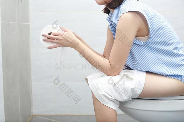女人采用沐浴毛巾sitt采用g向洗手间碗.