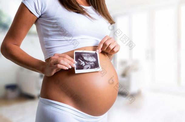 怀孕的女人佃户租种的土地一超声照片向她肚子