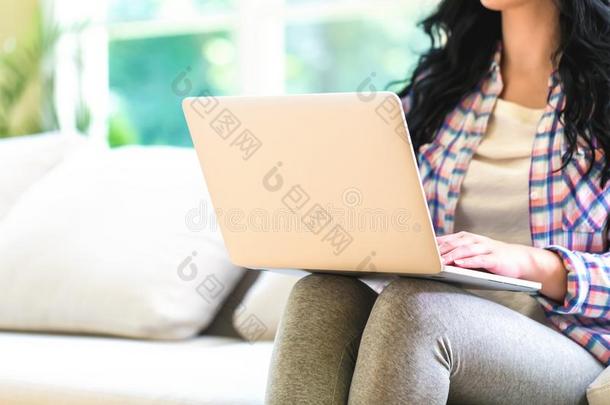 年幼的女人和一l一ptop计算机