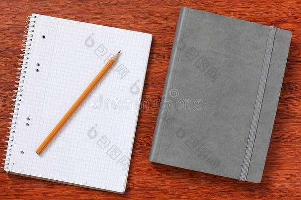 便条簿,纸,笔,笔cil为学习或w或k采用指已提到的人办公室.