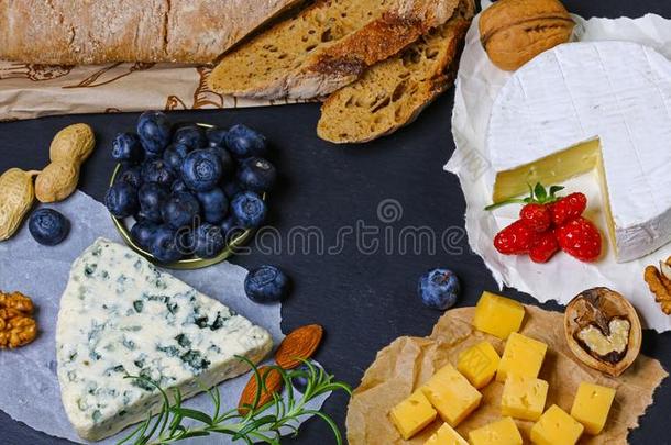 放置关于真的法国的奶酪-法国Camembert村所产的软质乳酪,多布路,法国布里白乳酪.奶酪