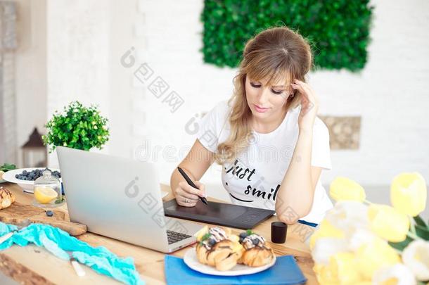 年幼的有魅力的女人自由作家一次前面便携式电脑计算机
