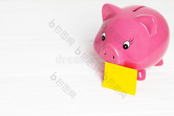小猪银行和纸张贴物向白色的背景