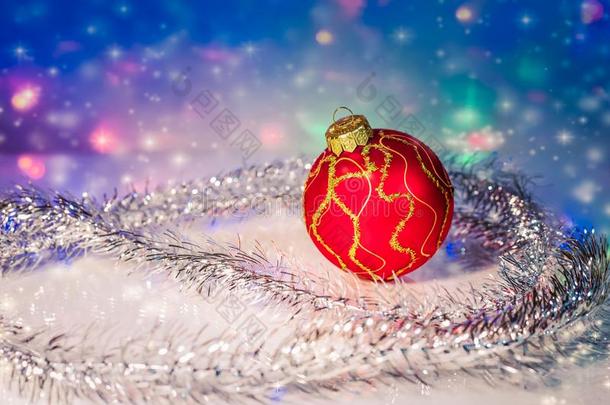 红色的圣诞节-树球和金银丝织品.圣诞节装饰.