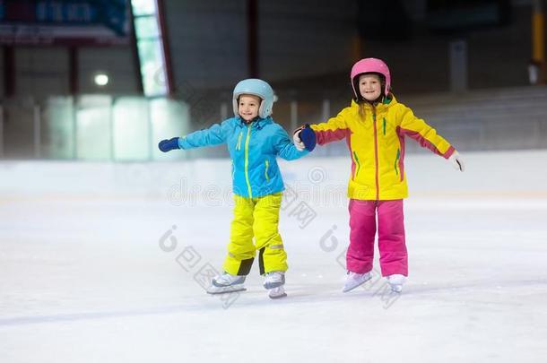 孩子们溜冰向冰溜冰场.小孩冬运动.