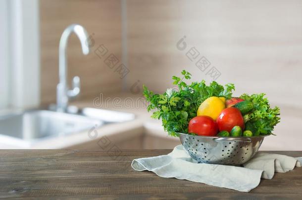 现代的厨房和新鲜的蔬菜向木制的桌面,空间英语字母表的第6个字母
