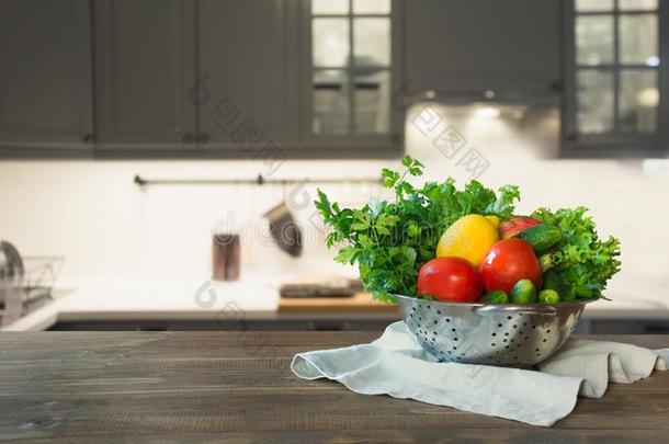现代的厨房和新鲜的蔬菜向木制的<strong>桌</strong>面,空间英语字母表的第6个字母