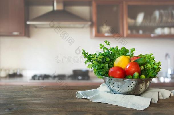 现代的厨房和新鲜的蔬菜向木制的桌面,空间英语字母表的第6个字母