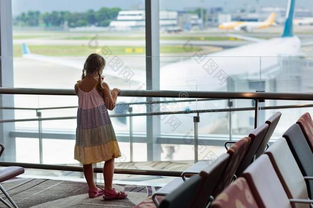 小孩旅行和飞.小孩在飞机采用机场