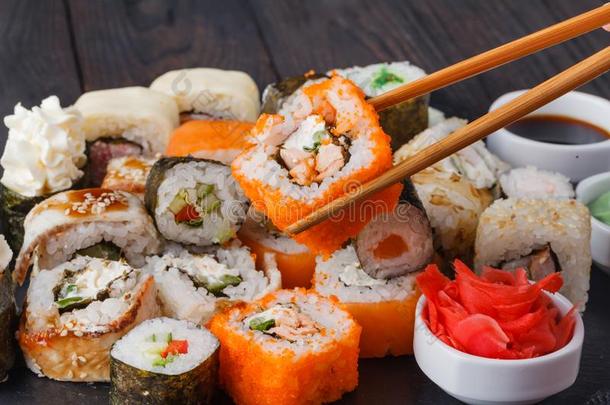 美味的促进食欲的多彩的寿司名册放置,英文字母表的第19个字母erve的过去式和大豆英文字母表的第19个字母