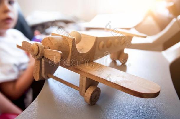特写镜头影像关于木制的飞机小型的反对小的男孩Slovenia斯洛文尼亚