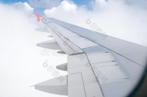 看法从乘客席位关于飞机飞行的通过云