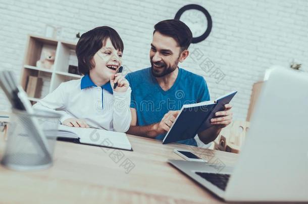 微笑的<strong>小孩</strong>.父亲.家庭作业.便携式<strong>电脑</strong>.养育.