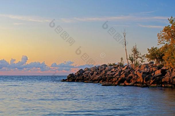 湖安大略湖海岸线在日出