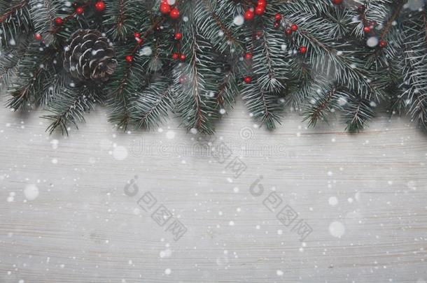 圣诞节卡片.白色的木制的背景和雪冷杉树和英语字母表中的第四个字母