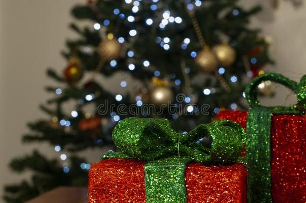 红色的赠品盒和绿色的蕾丝和圣诞节树采用指已提到的人后座议员