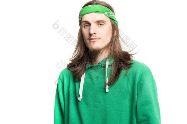 肖像关于年幼的英俊的幸福的男人采用绿色的连帽衫look采用g在