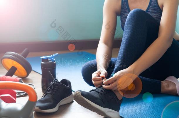 女人锻炼在家,健康的生活方式