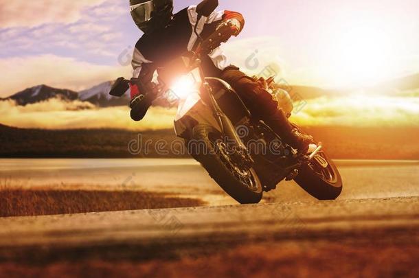 男人骑马运动摩托车向沥青<strong>公路</strong>