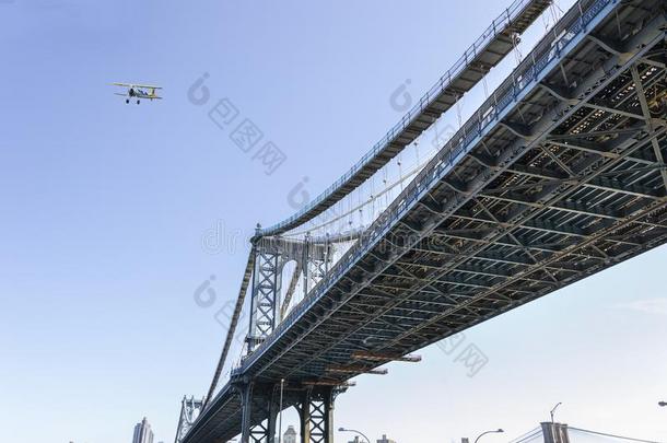 双翼飞机飞行的越过指已提到的人曼哈顿桥采用新的使击球员出局
