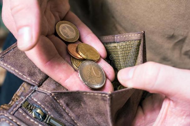男人放置det.一些欧元coinsurance联合保险采用他的钱包