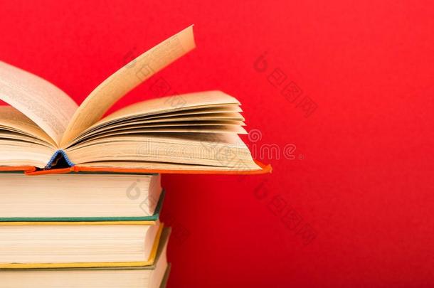 教育和<strong>智慧</strong>观念-敞开的书向木制的表,颜色