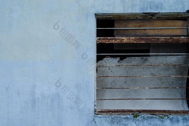 一半的一窗关于一蓝色房屋.sidew一lk.