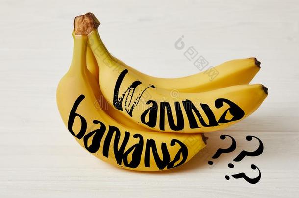 生的新鲜的<strong>黄色</strong>的<strong>香蕉</strong>向木制的背景和想要<strong>香蕉</strong>?