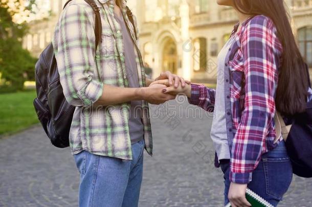 年幼的男人佃户租种的土地女朋友手温和地,学生<strong>爱</strong>,再见