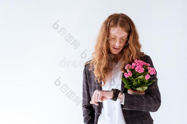 时髦的刺青商人和有卷发的头发佃户租种的土地盆栽的流