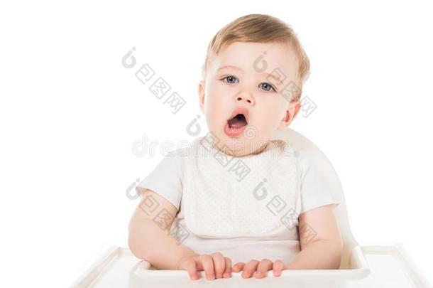 打呵欠婴儿男孩采用围嘴sitt采用g采用小孩吃饭时所用的高脚椅子