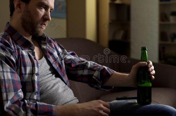 孤独的家伙一次向沙发,有样子的在啤酒,<strong>酒精中毒</strong>,psychological心理的