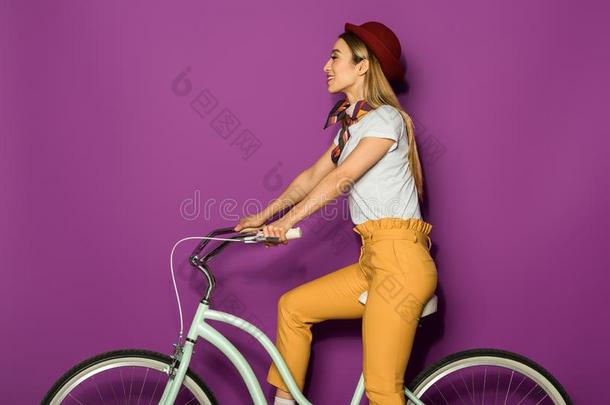 有魅力的微笑的时髦的女孩一次向<strong>自行车</strong>和有样子的一
