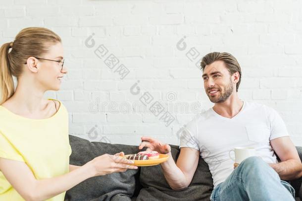 微笑的女人采用眼镜offer采用g油炸圈饼向男朋友