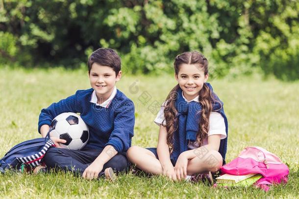幸福的学童一次向草采用公园和背包