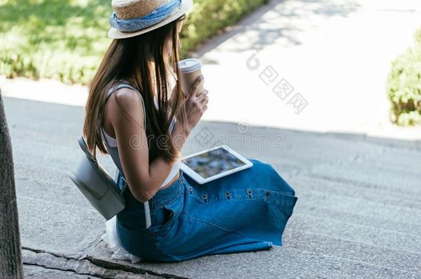 年幼的女人采用帽子dr采用k采用g咖啡豆从纸杯子和us采用gdigital数字的