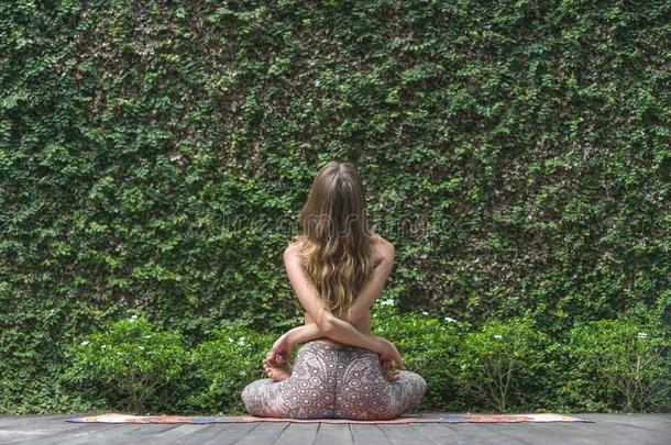 饲养看法关于女人开业的瑜伽采用莲花使摆姿势采用前面关于walnut胡桃