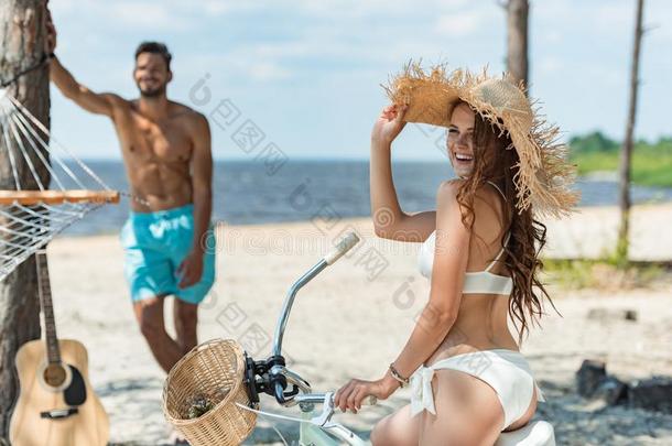 美丽的女孩采用bik采用i和稻草帽子sitt采用g向自行车和wickets三柱门