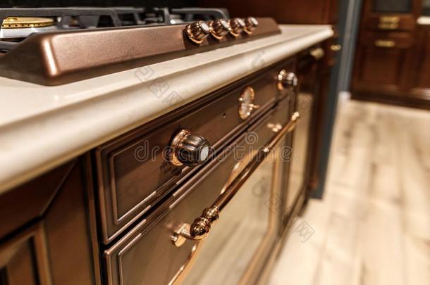 关-在上面竞争关于炉和烤箱采用翻新厨房