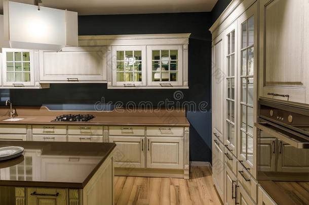 时髦的厨房和优美的木制的柜台