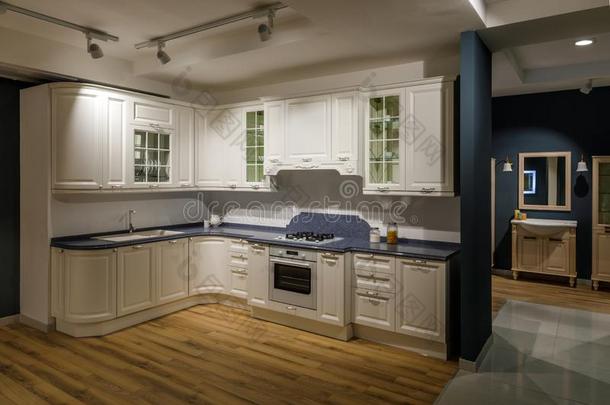 翻新厨房内部采用白色的和蓝色音