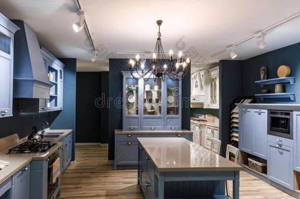 内部关于现代的厨房采用蓝色音