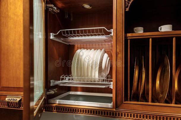 时髦的厨房和优美的餐具采用橱柜