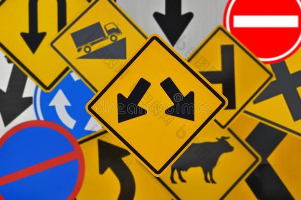 驾驶向左边的或立刻小路符号向模糊的交通象征