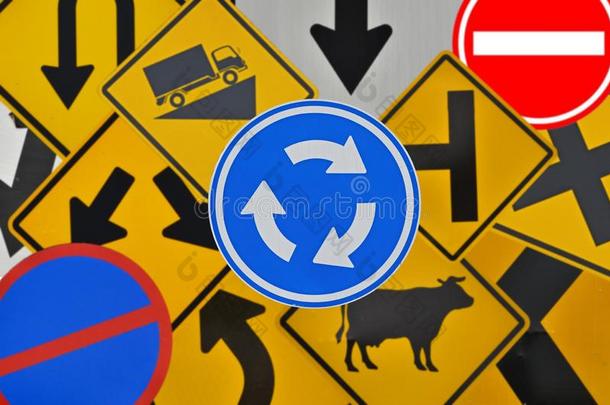 蓝色圆绕道符号向交通象征背景