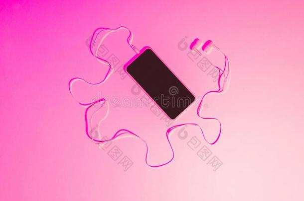 粉红色的某种语气的照片关于智能手机和耳机向粉红色的后台